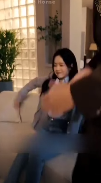 H2010005 Ibinigay ng prinsesa ang kanyang marangal na katayuan para pakasalan ang isang mahirap at pinagtaksilan part2