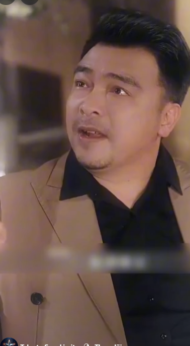 H1910001 Ang modelong nakilala niya nang nagkataon sa nightclub kagabi ay ang kanyang asawang hindi pa niya nakilala