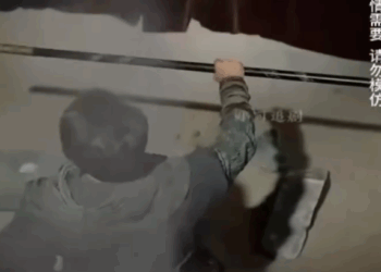 H2210004 Ang Nakakamanghang Lakas ng Binata Ang Paghugot sa Haligi ng Dagat part2