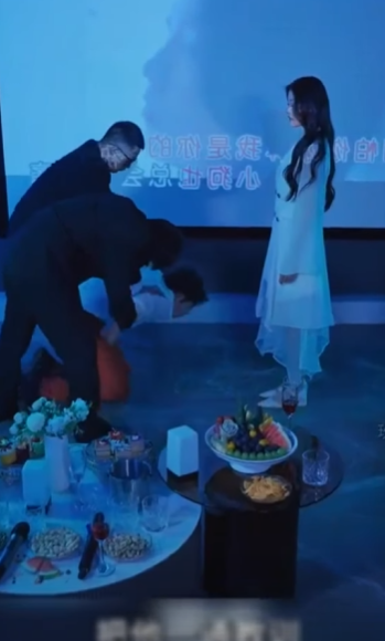 H2210001 Sa unang pagbisita ng batang lalaki sa kumpanya ng kanyang ina, natuklasan niyang may nakikinig sa opisina nito part2