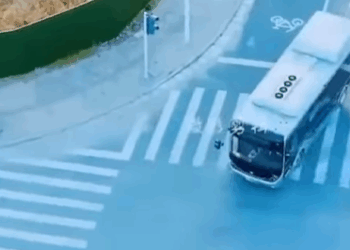 H2410003 Ang babaeng heneral ay nagpanggap na estudyante sa bus at binu bully ng mga tulisan part2