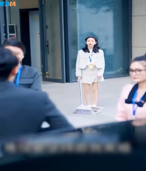 H2510004 Ang dalaga ay orihinal na isang rich lady na kagagaling lang sa pag aaral sa part2