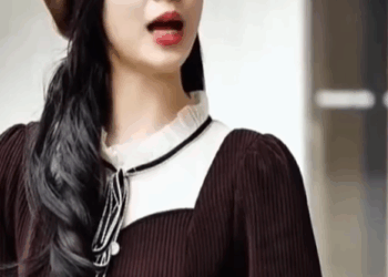 H2610001 Ang magandang babae ay biglang nakipaghiwalay sa kanyang mayamang boyfriend at nagpropose sa isang delivery man part2