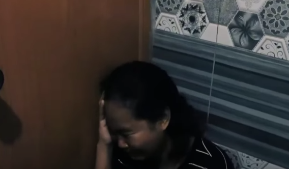 H2910006 Amo, Niluto ang Mukha ng Katulong sa Umaapoy na Kalan part2