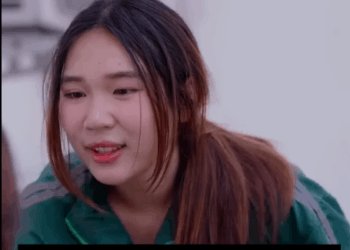 H3010004 Isang babaeng sakay ang kumukuha ng isang batang naligaw at inilalayo ito