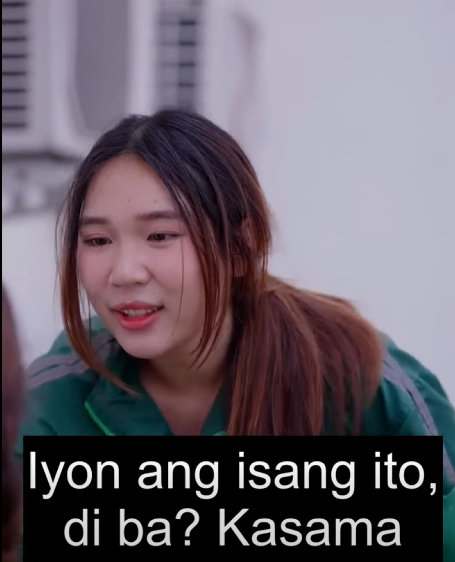 H3010004 Isang babaeng sakay ang kumukuha ng isang batang naligaw at inilalayo ito