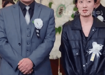 H3110005 Inilabas ng Lola ang dalawang magkaparehong kahon para pumili nang random ang dalawang apo niya part2