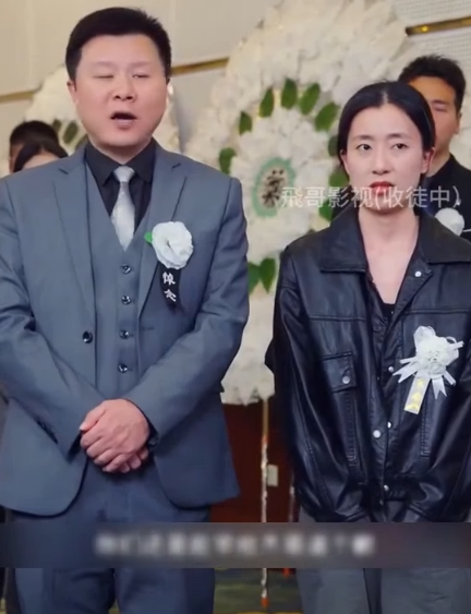 H3110005 Inilabas ng Lola ang dalawang magkaparehong kahon para pumili nang random ang dalawang apo niya part2