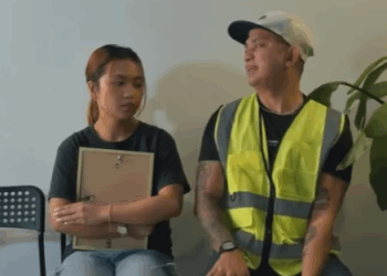 H1110010 Babaeng naka burol dumating ang delivery package part2