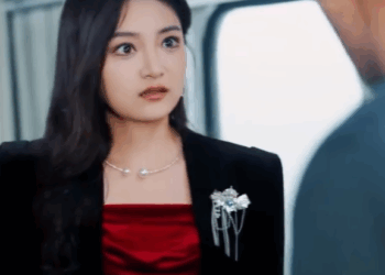 H2111004 Ang sikat na babae ay itinulak ang matandang lalaki palabas ng tren, nagdulot ng malaking kaguluhan