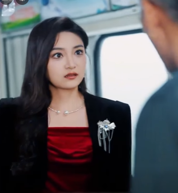 H2111004 Ang sikat na babae ay itinulak ang matandang lalaki palabas ng tren, nagdulot ng malaking kaguluhan