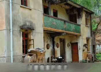 H0711005 Pagdating pa lang ng matanda sa bahay ng mahirap, napansin niyang kakaiba ang sahig Nang buksan niya ito part2