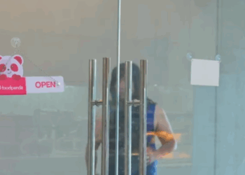 H0711004 Waitress Pinagtulakan At Hindi Tinanggap Ang Mahirap Na Customer part2