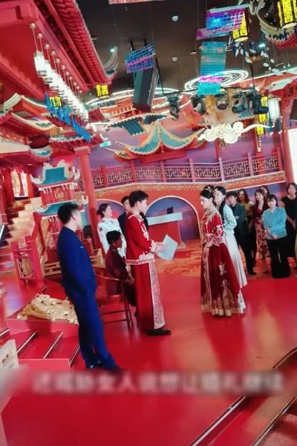 H0911002 Sa araw ng kasal, hinubad ng babae sa harap ng lahat ang kanyang damit pangkasal Pagkatapos, ang hikaw na binili ng groom online sa halagang yuan, part2