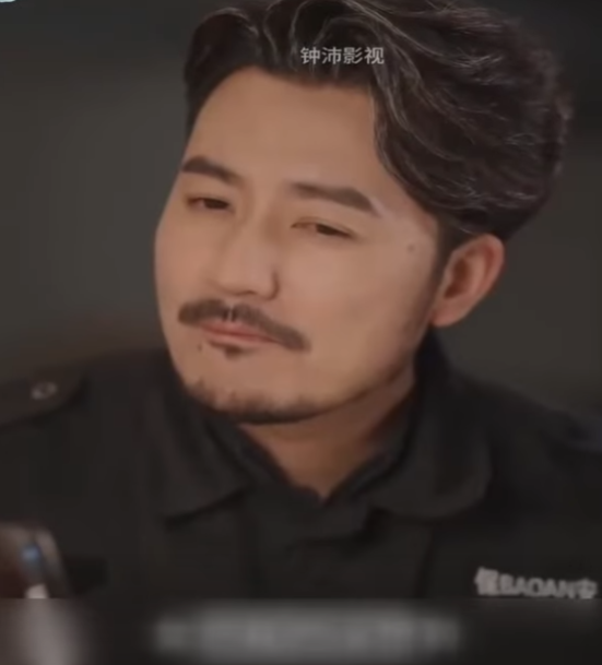 H1311003 Tinugis ng babaeng presidente ang tiyuhin ng security guard na nagligtas sa kanya nang hindi alam ang tunay na pagkatao nito part2