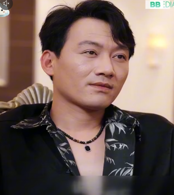 H1611001 Walang naniwala na isa siyang Diyos ng Suwerte, hanggang sa niyugyog niya ang baso at lumabas ang Dragon