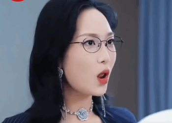 H0312005 Dahil sa sobrang bilis ng paglipad, diretsong bumangga ang lalaki sa locker room ng magandang babaeng guro! part2